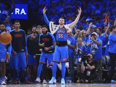 Isaiah Hartenstein feiert mit Oklahoma City Thunder den Titel. 