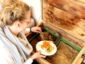 Ankathrin Förster mit der Wurmkiste